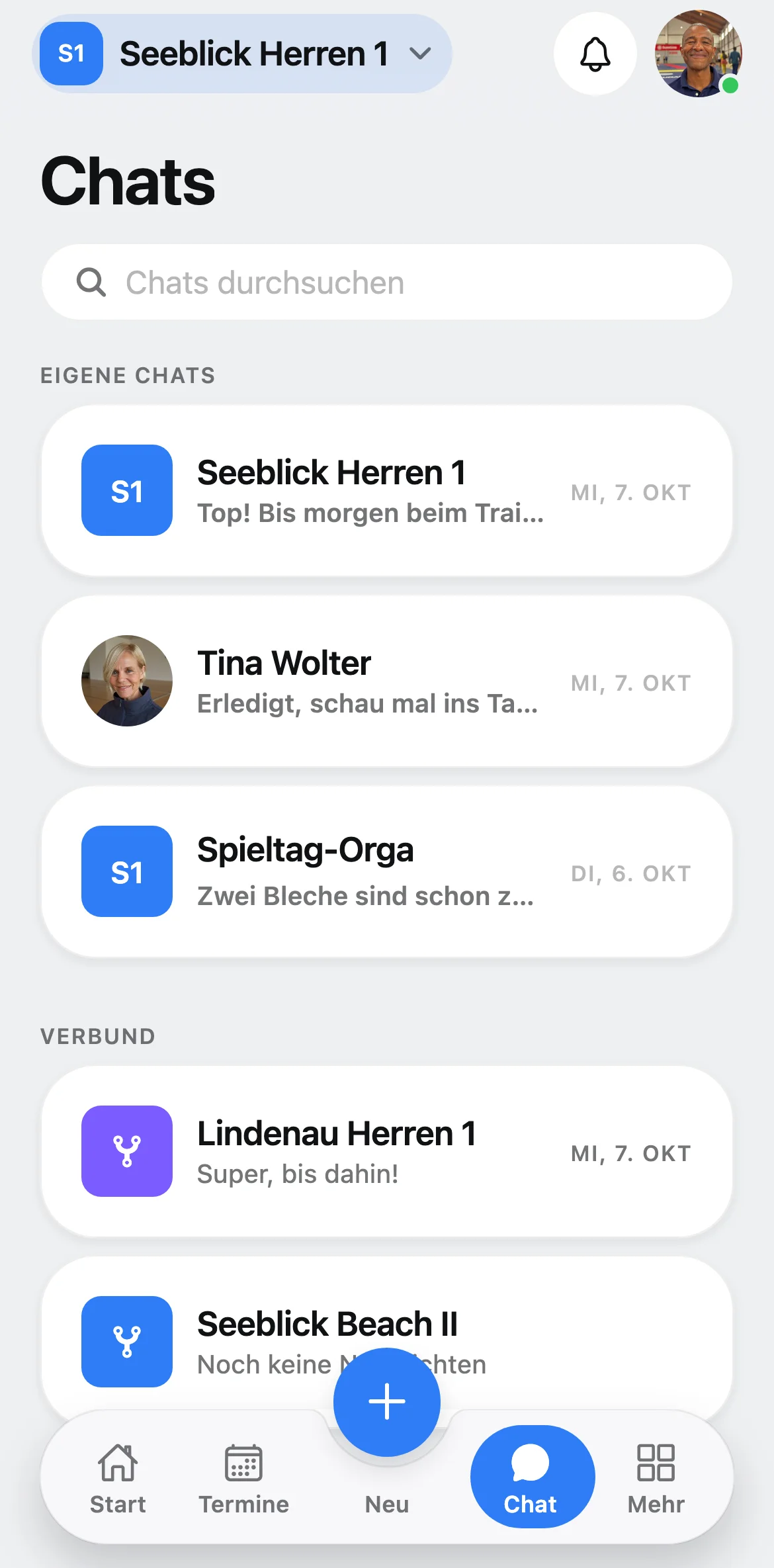 Chat-Übersicht in Squova auf dem Handy mit Team-Chat, Gruppen und Verbund-Chats