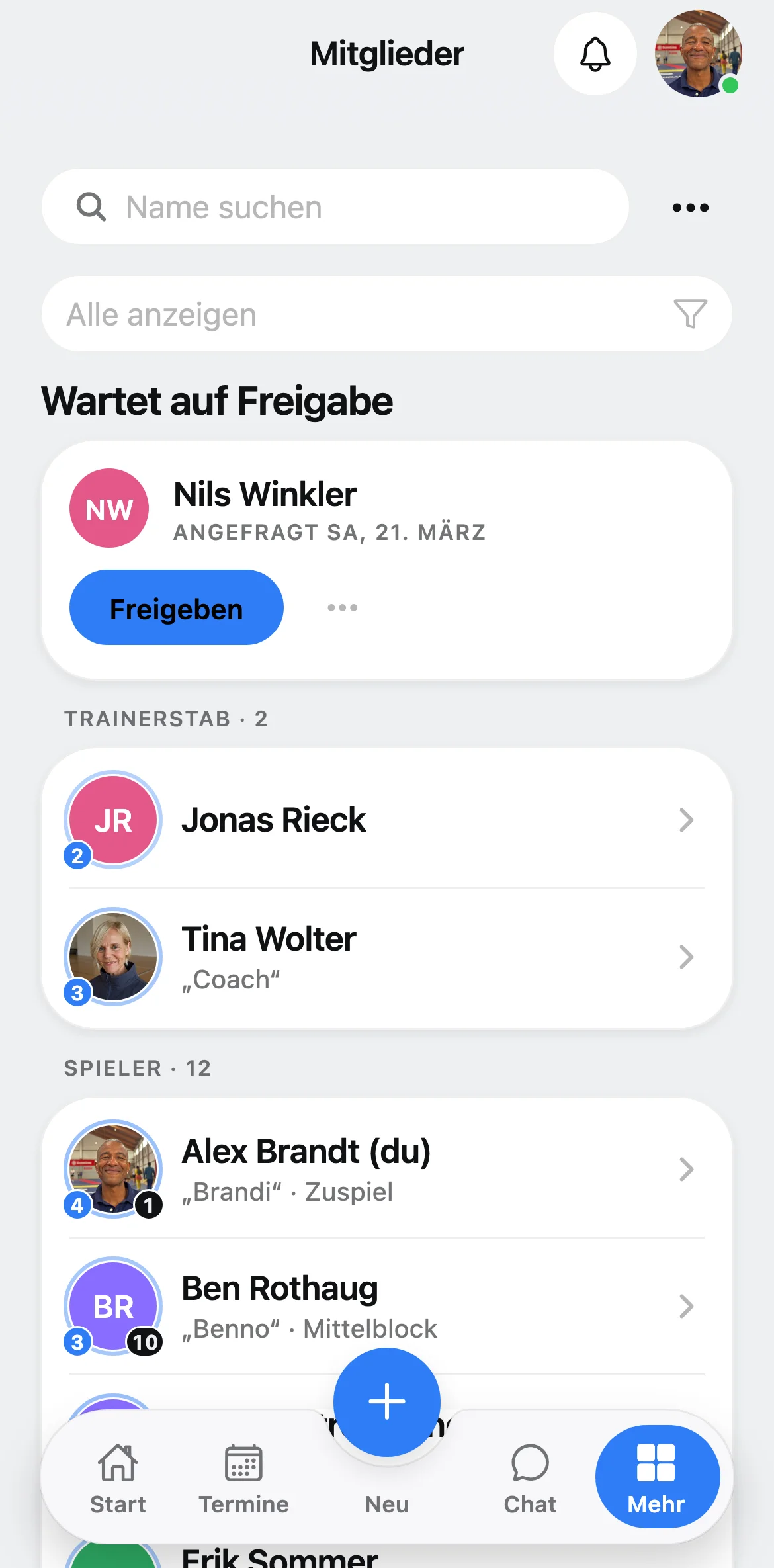 Squova auf dem Handy: Kader mit Trainerstab und Spielerliste
